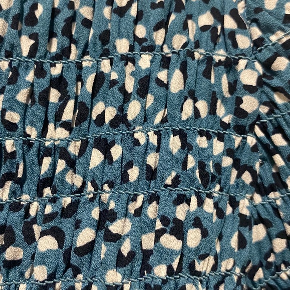 NWT ANN TAYLOR BLUE BLACK AND WHITE DRESS BLOUSE SIZE MEDIUM - Picture 3 of 5